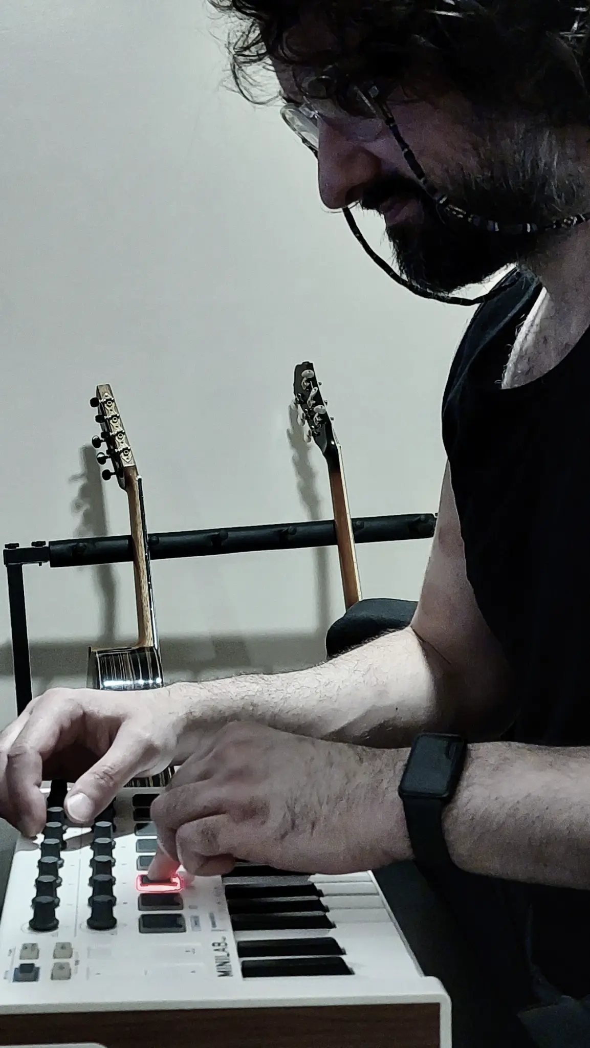 Daniel Agabiti no estúdio, tocando teclado MIDI com instrumentos ao fundo