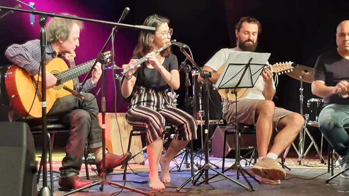 Cena de espetáculo — iluminação vermelha