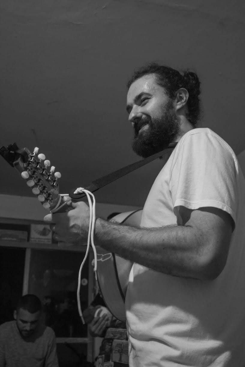 Daniel Agabiti em apresentação ao vivo